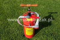H01. Metal hand-pump extinguisher (stirrup pump) 10L